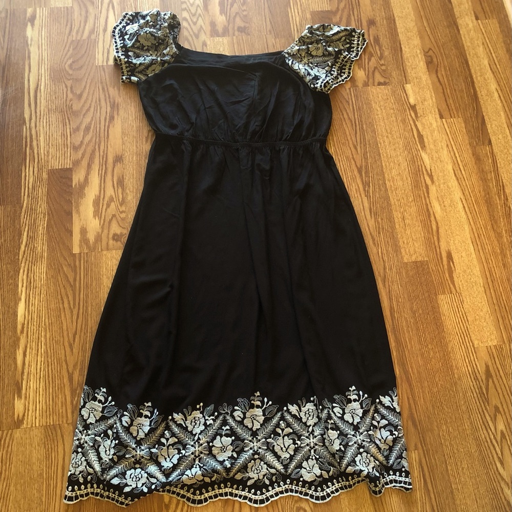 Off-shoulder, elastic waist dress w/beautiful embroidery 18/20